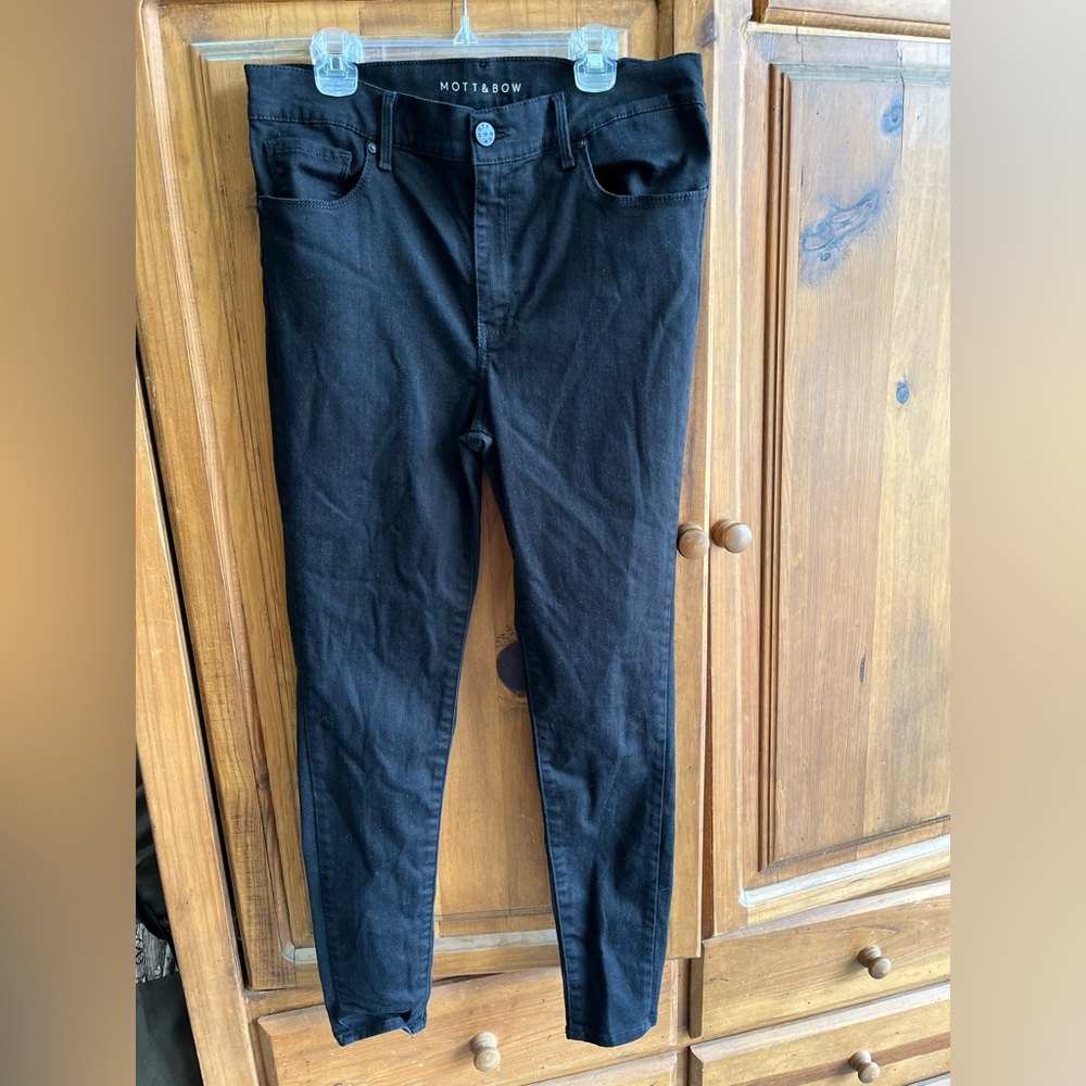Mott and Bow Women's Black Skinny Jeans. Size 31. EUC.